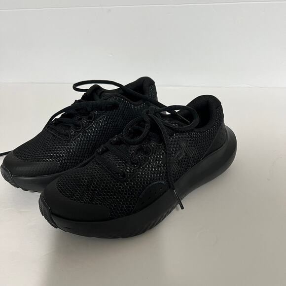 Under armour BGS Surge 4  size 4Y. Brand New - Picture 1 of 7